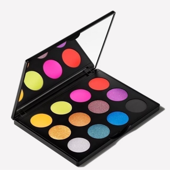 MAC It's Designer Art Library Eye Shadow Palette - Picture 2 of 6